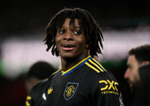 Patrick Dorgu smiler i en Manchester United-trøje