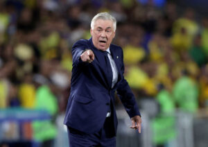 Carlo Ancelotti peger mod kameraet