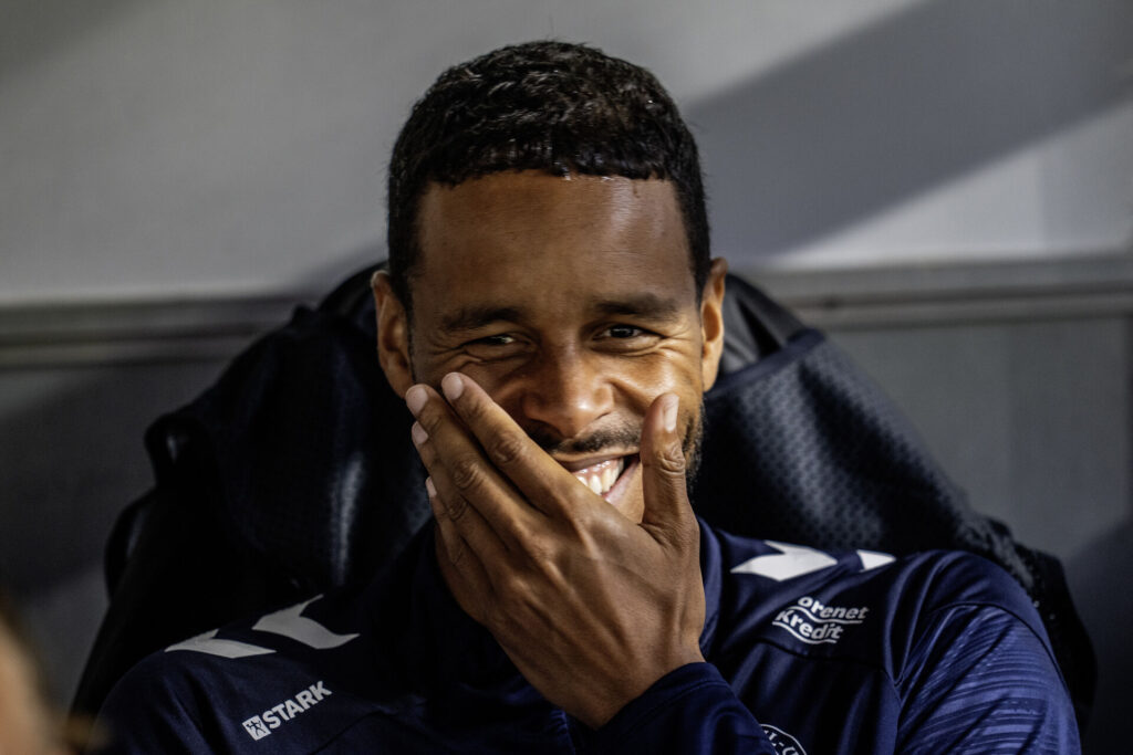 Mathias 'Zanka' Jørgensen sidder og griner med hånden for ansigtet.