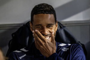 Mathias 'Zanka' Jørgensen sidder og griner med hånden for ansigtet.