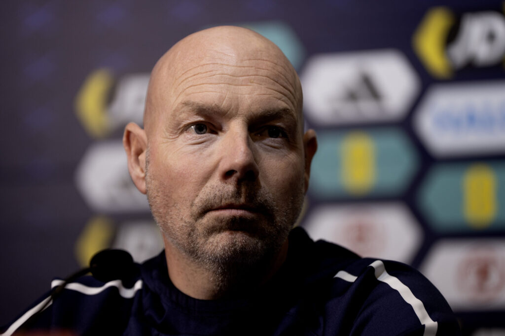 Brian Riemer besvarer spørgsmål på et pressemøde