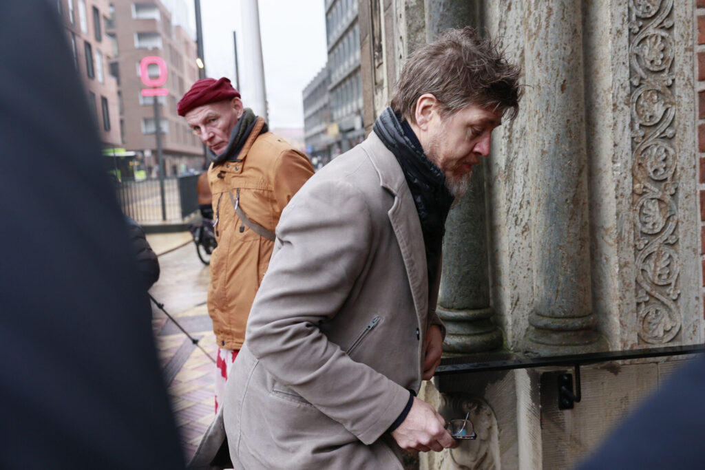 Thomas Helved på vej ind i kirken med Lars Elstrup i baggrunden