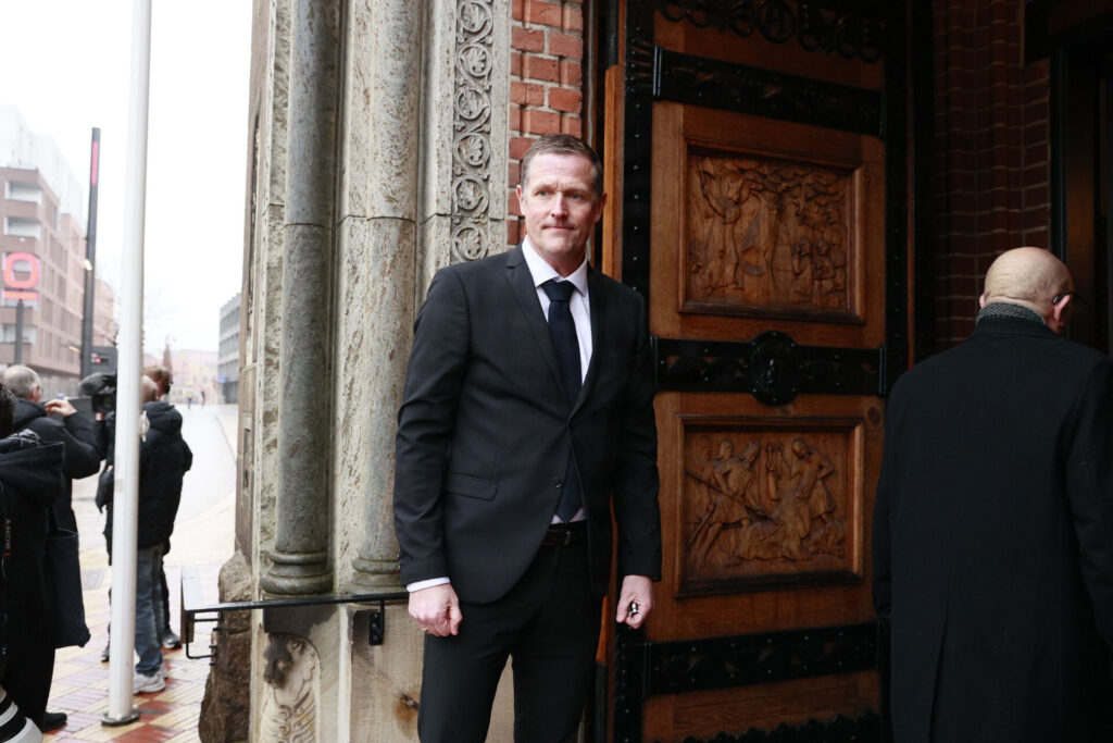 Peter Møller i døråbning