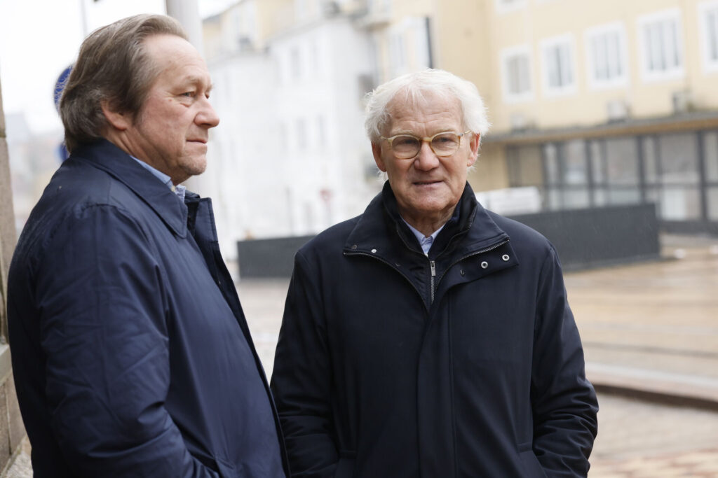 Morten Olsen foran kirken