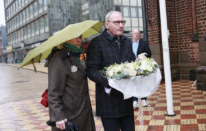 Preben Elkjær ankommer med sin kone til begravelsen