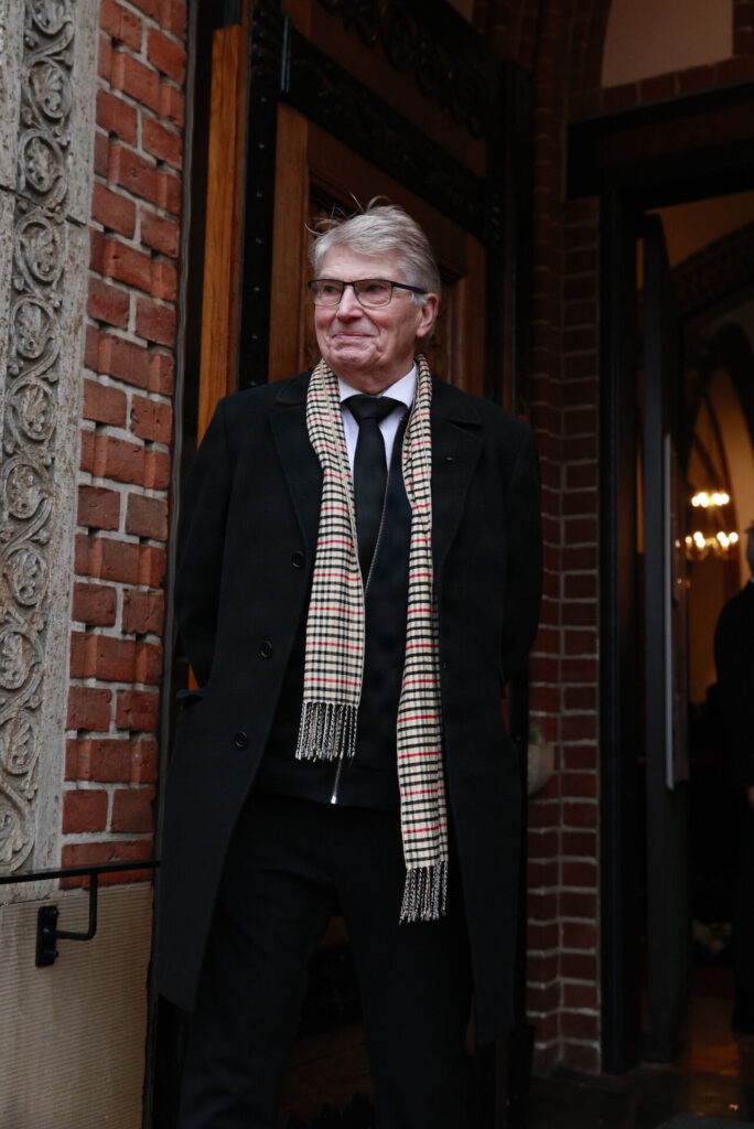 Allan Poulsen, mangeårig massør på landsholdet, står i døren til kirken