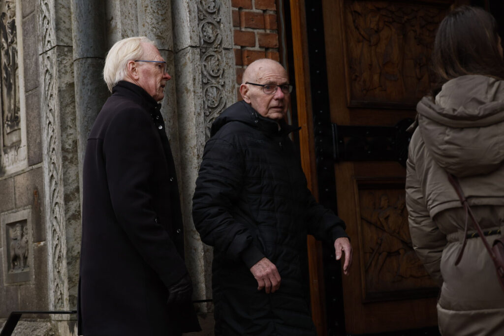 Viggo Jensen på vej ind i kirken