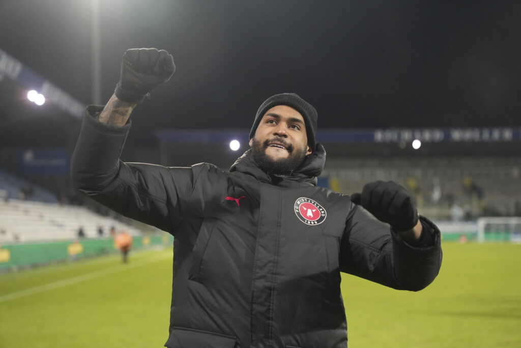 Junior Brumado jubler ud mod fansene efter sejren i Odense.