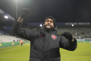 Junior Brumado jubler ud mod fansene efter sejren i Odense.