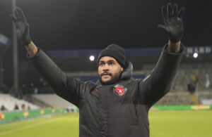 Brumado med hænderne oppe