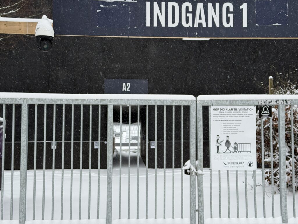 Sne foran en låge på Ceres Park i Vejlby