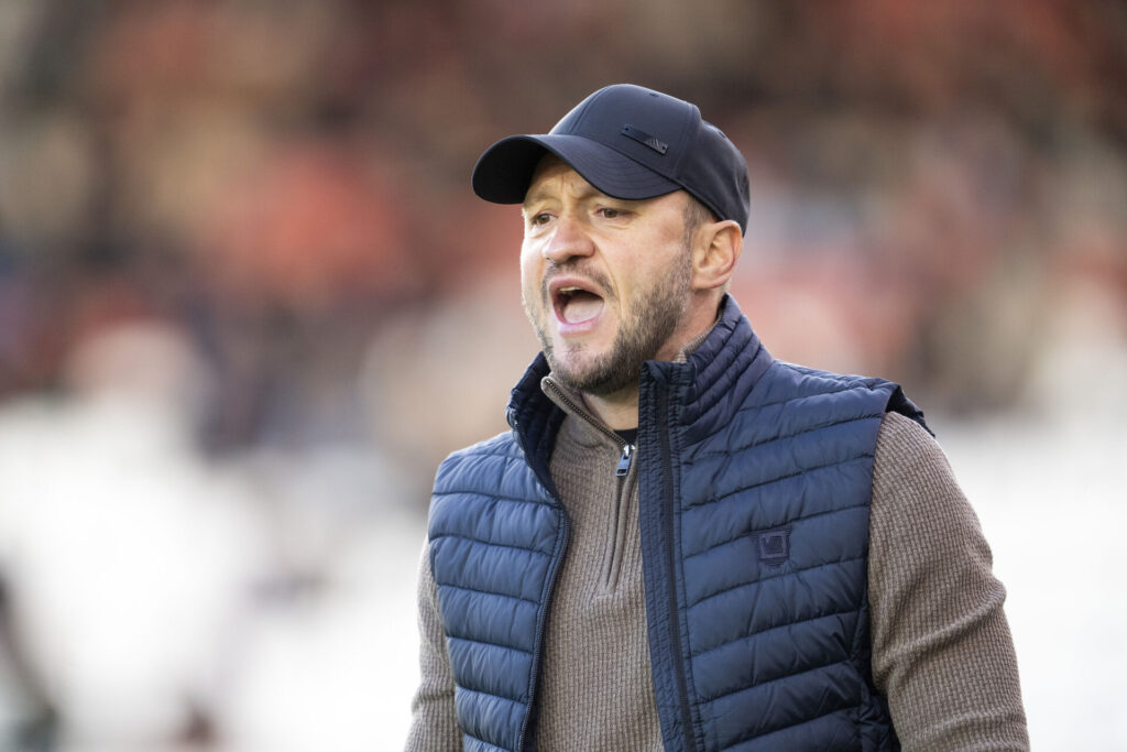 Ivan Prelec råber under kasketten