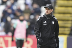 Jacob Neestrup på vej fra banen efter FCK's kamp i Odense.