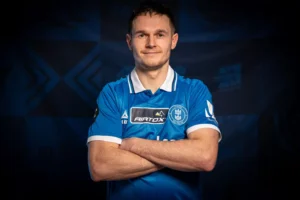 Thomasen i sin nye trøje med armene over kors.