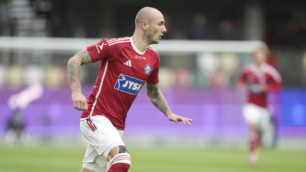 Jens Martin Gammelby spiller for Silkeborg IF mod Viborg FF