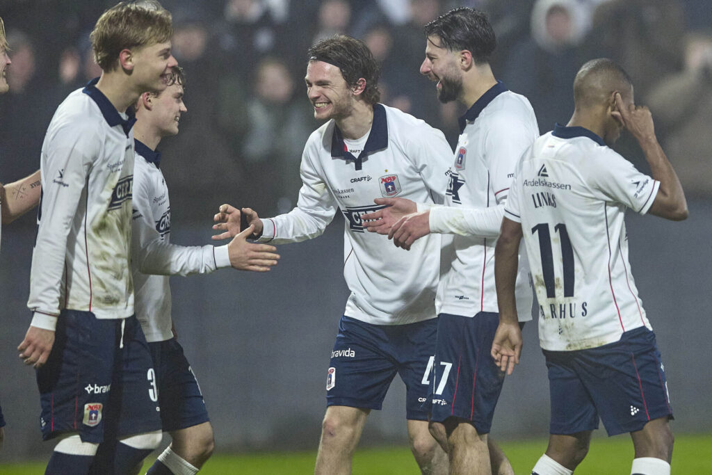 Magnus Knudsen jubler sammen med resten af AGF.