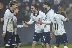 Magnus Knudsen jubler sammen med resten af AGF.