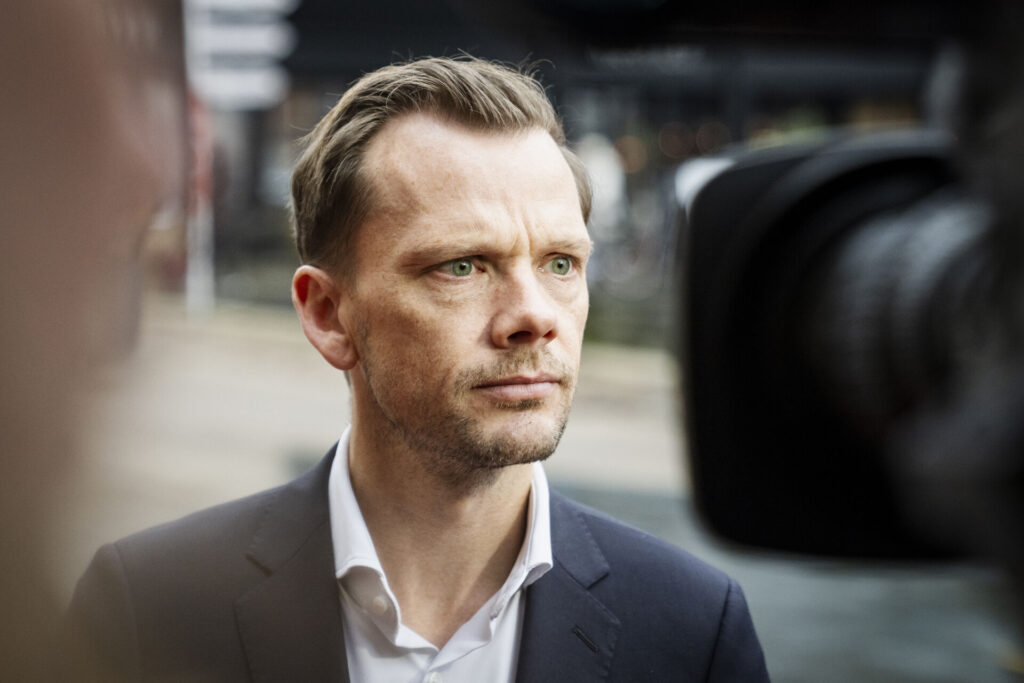 Peter Hummelgaard kigger ind i kameraet.