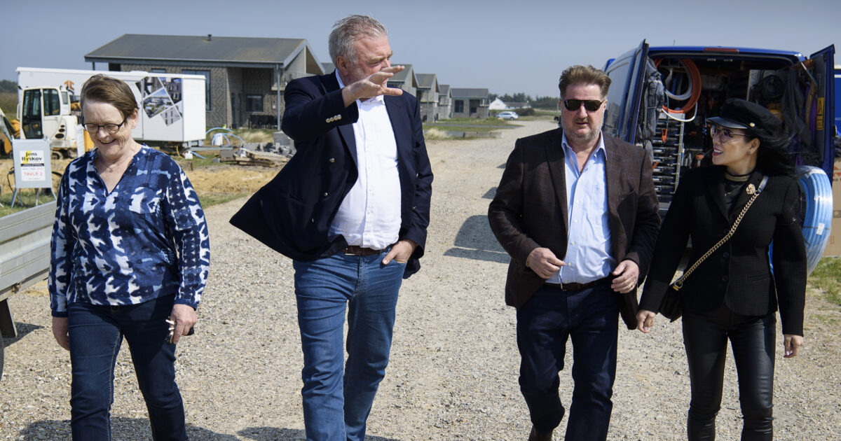 FCK-ejere skal sælge klubben Lars Seier sammen med Erik Skjærbæk, med solbriller, til rejsegilde i Søndervig hvor et nyt Lalandia skal Bygges