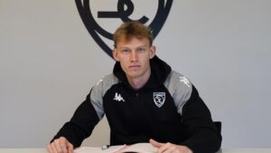 Laurs Skjellerup skriver under på en kontrakt i Spezia.