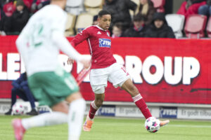 Leonel Montano i duel for Silkeborg mod Viborg