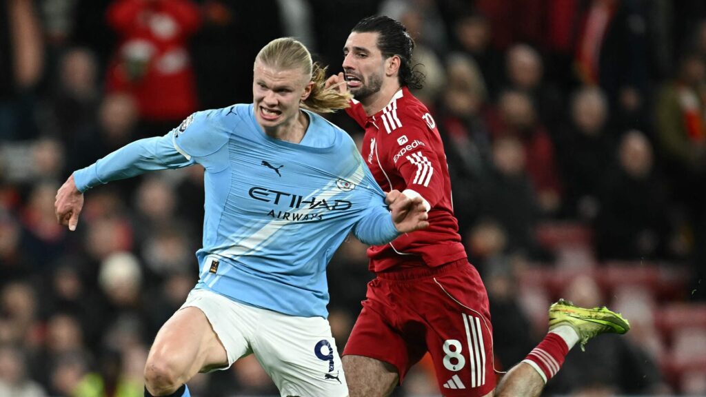 Manchester Citys Erling Haaland i duel med Liverpools Dominik Szoboszlai
