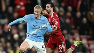 Manchester Citys Erling Haaland i duel med Liverpools Dominik Szoboszlai