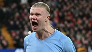 Manchester Citys Erling Haaland jubler efter sin scoring mod Liverpool.