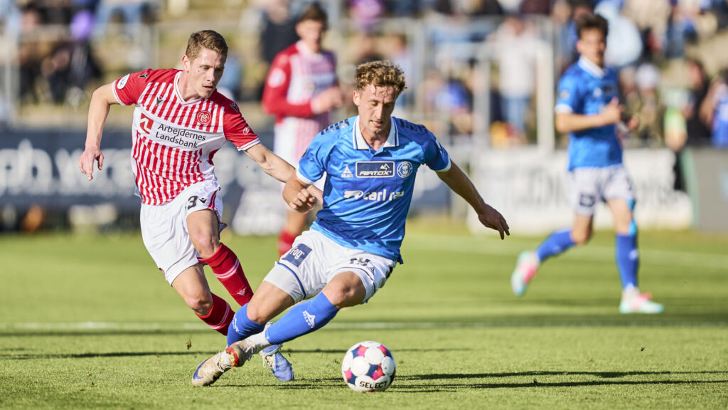 Lyngbys Gustav Fraulo i duel med AaBs Markus Kaasa