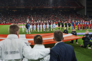 Nationalsang inden landskamp i Parken.