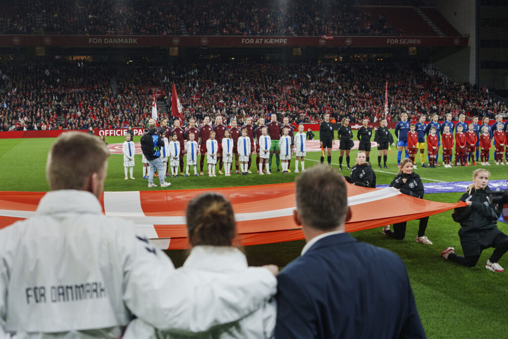 Nationalsang inden landskamp i Parken.