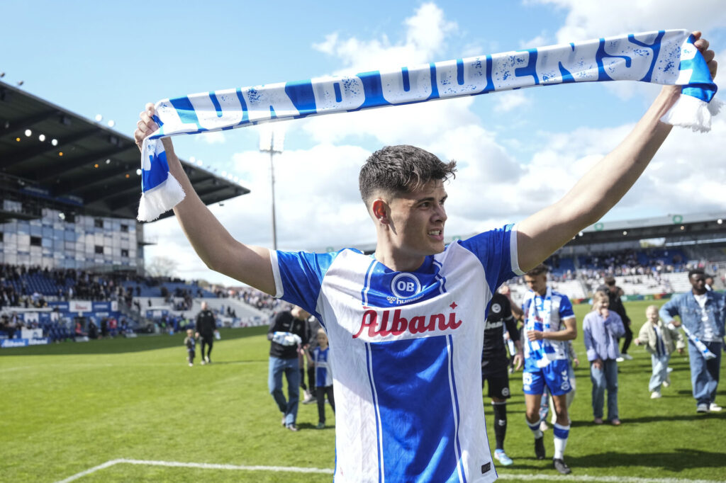 Luca Kjerrumgaard med en OB-tørklæde i sine hænder.