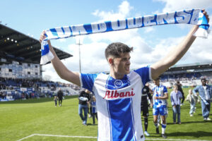 Luca Kjerrumgaard med en OB-tørklæde i sine hænder.