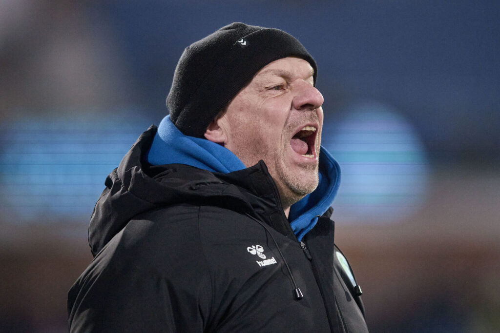 Alexander Zorniger, der råber fra sidelinjen som OB-træner.