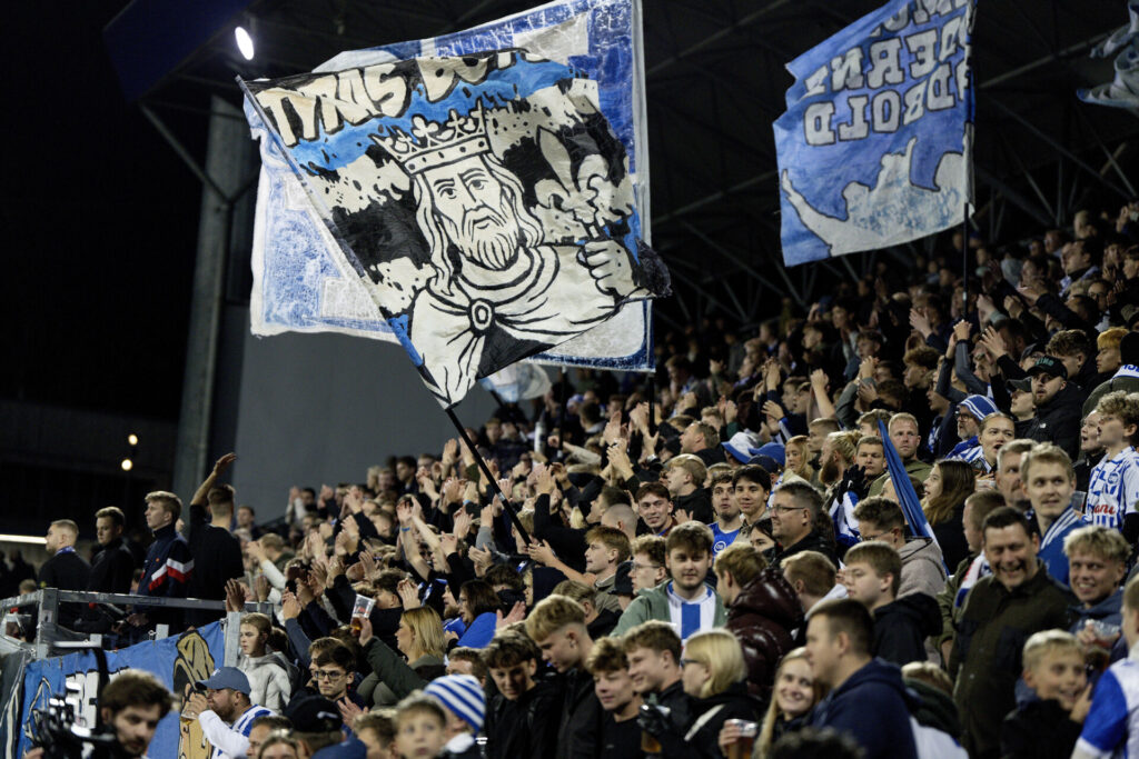 OBs fans under superligakampen mellem OB og Sønderjyske på Nature Energy Park i Odense fredag den 3. oktober 2025.