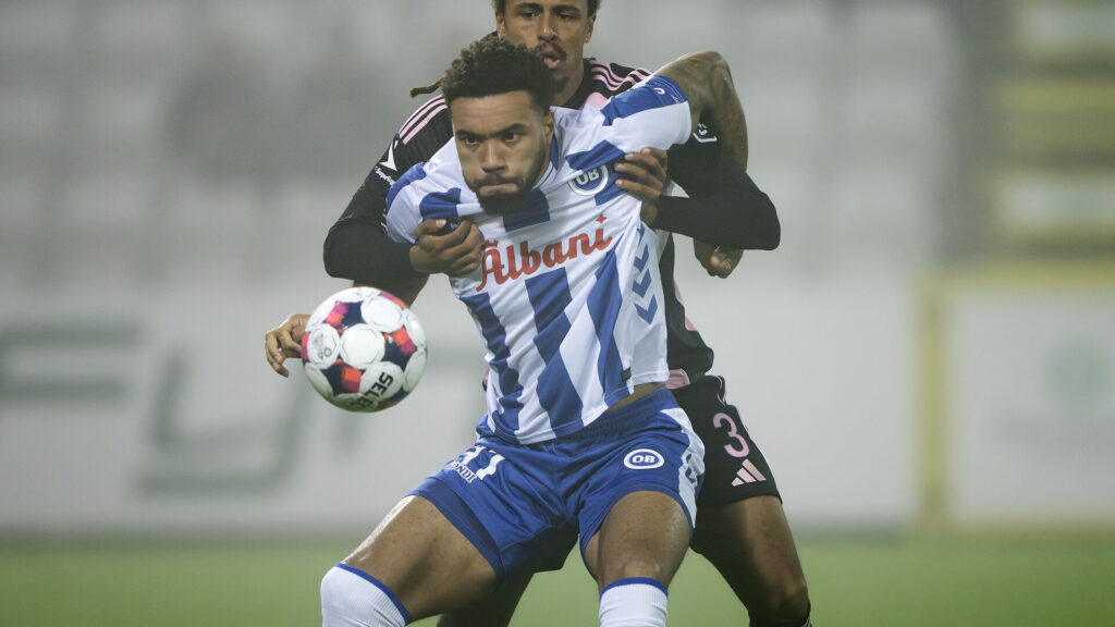 OB's Jay-Roy Grot i aktion med øjnene rettet mod bolden.