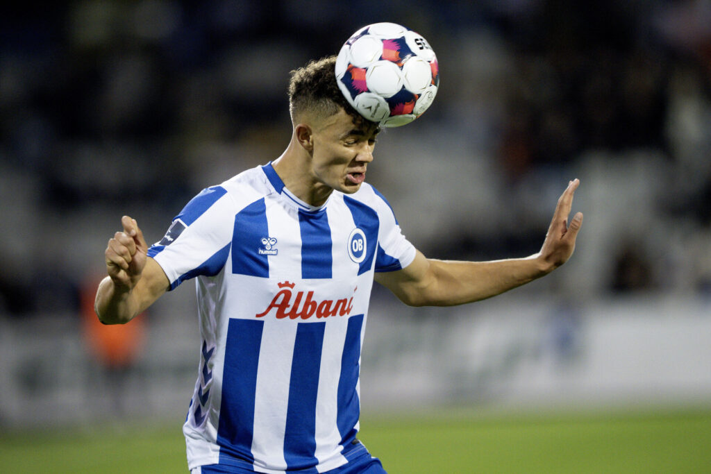 Marcus McCoy, der header til bolden.