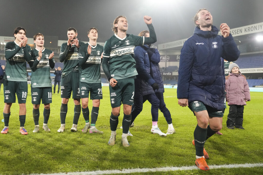 Patrick Mortensen jubler sammen med AGF-holdkammeraterne.