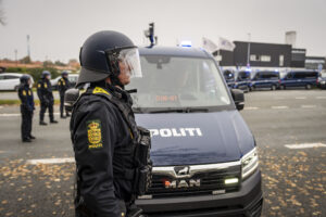 Politi er tilstede da FCK fans ankommer til stadion før 3F Superliga-kampen mellem Brøndby IF og FC København på Brøndby Stadion, søndag den 27. oktober 2024.