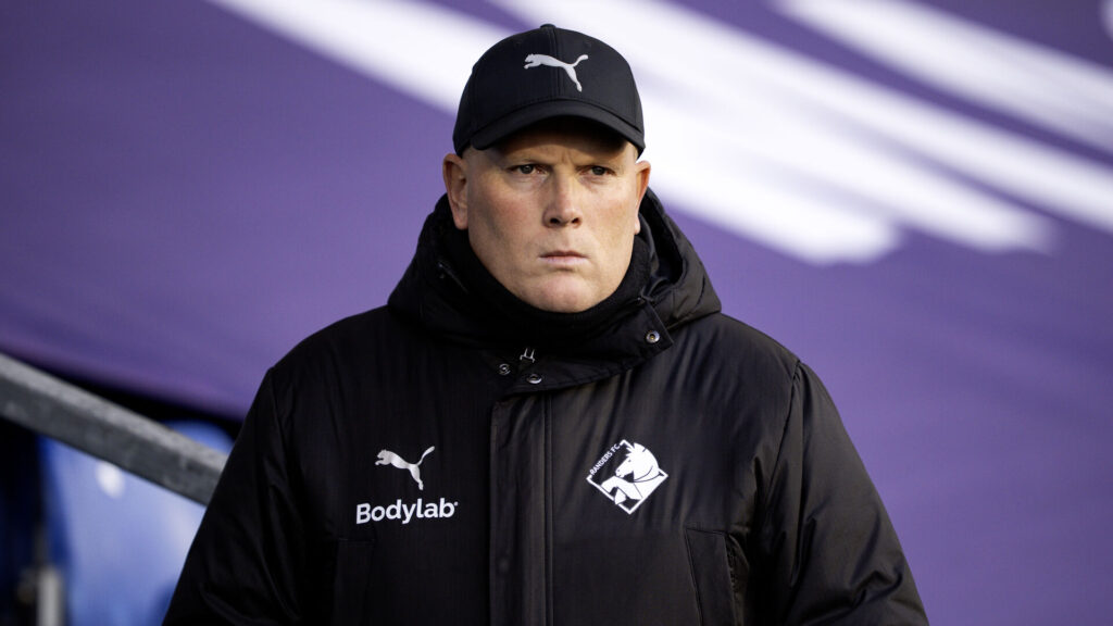 Randers FC's Rasmus Bertelsen foran en lilla baggrund