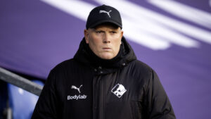 Randers FC's Rasmus Bertelsen foran en lilla baggrund