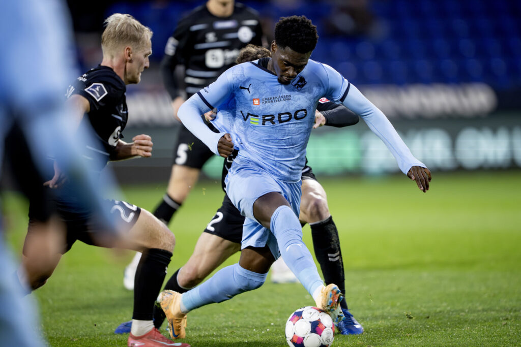 Toure dribler med bolden