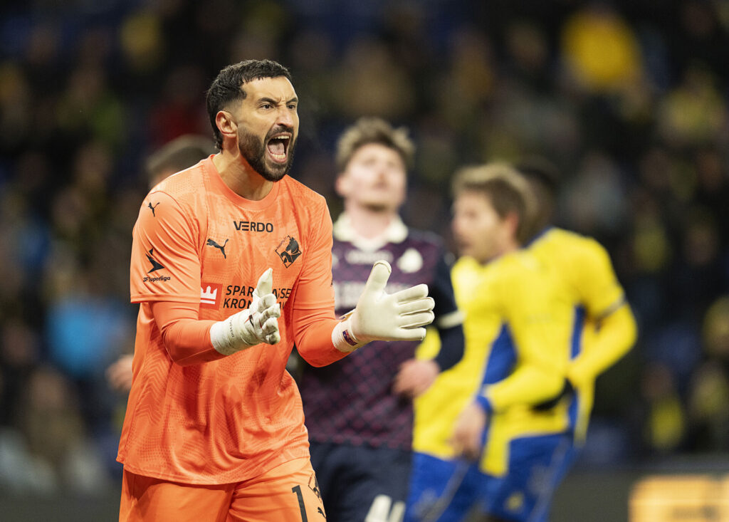 Paul Izzo klapper under Randers FC's kamp mod Brøndby IF.