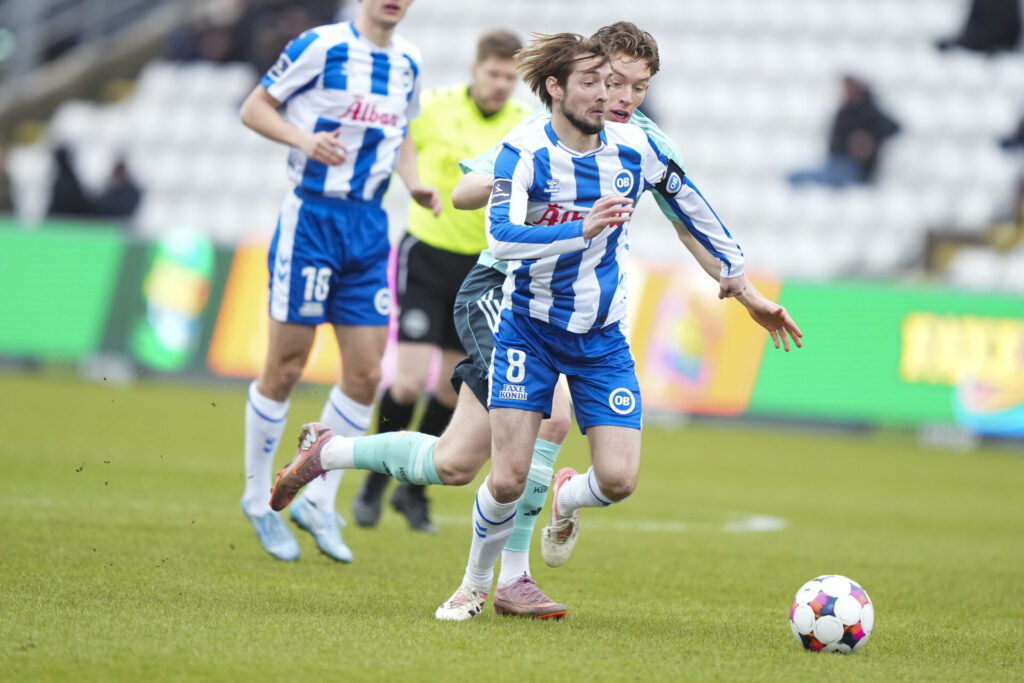 Rasmus Falk på bolden under OB's opgør mod FCK.