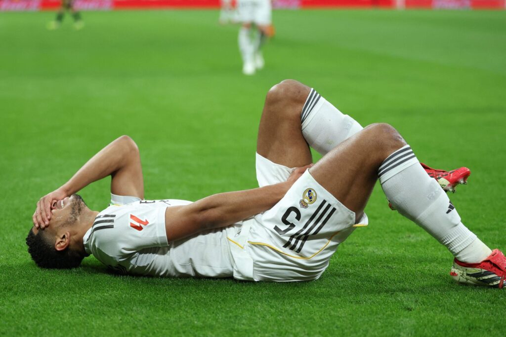 Jude Bellingham tager sig til baglåret.