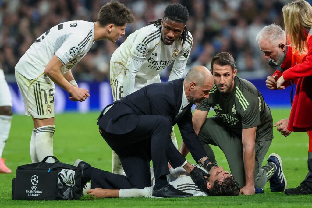 Raul Asencio, der modtager behandling på banen.