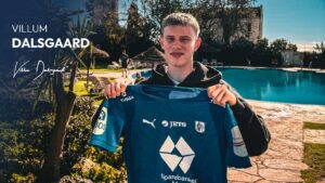 Dalsgaard holder sin nye trøje oppe