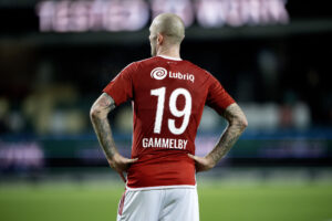 Jens Martin Gammelby står med ryggen til.