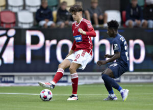 Alexander Busch i færd med at sparke til bolden i kamp for Silkeborg IF