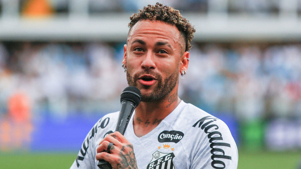 Neymar snakker i en mikrofon.